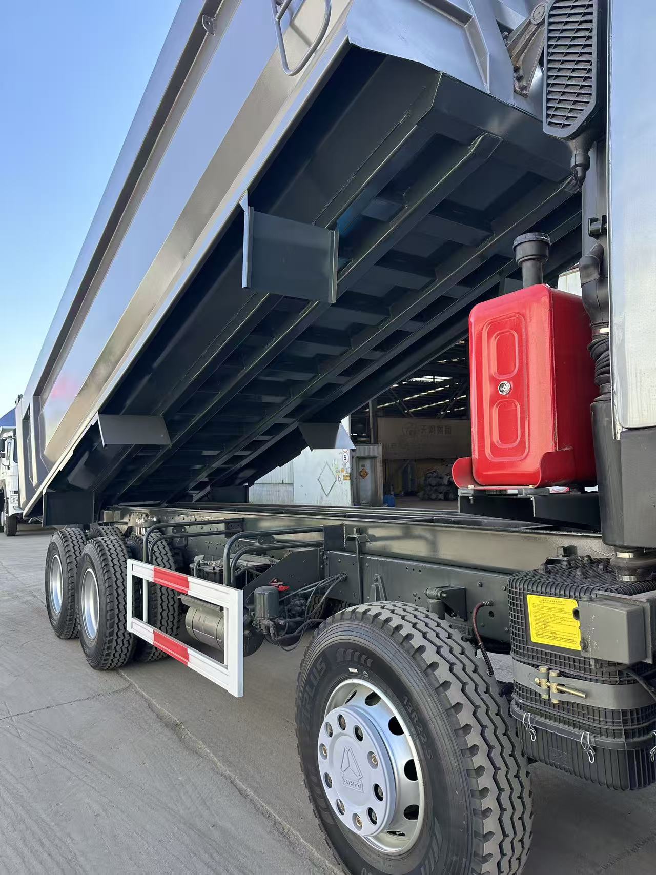 Howo 8×4 Dump truck photo 2