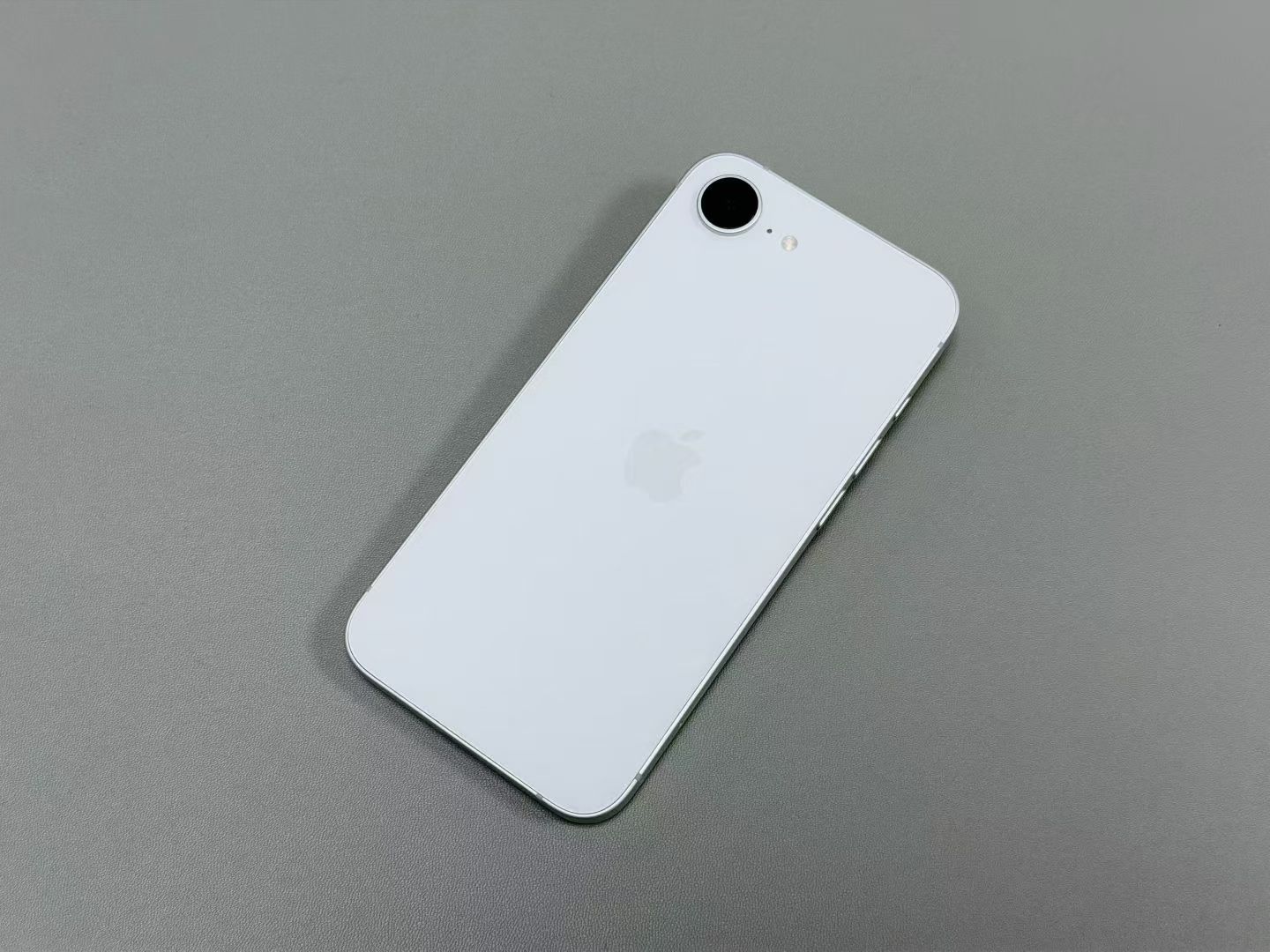 iPhone 17e photo 5